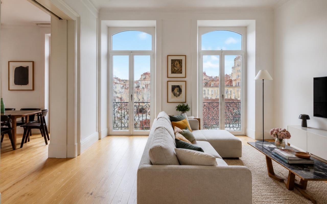 Interior luminoso de um apartamento em Lisboa